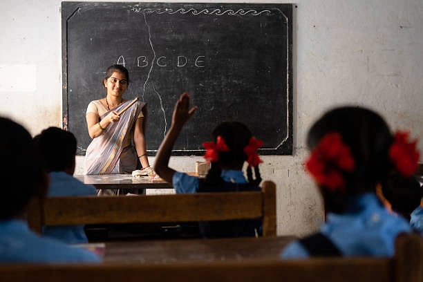 Career: மத்திய அரசுப் பள்ளிகளில் ஆசிரியர் பணி; யார், எப்படி விண்ணப்பிக்கலாம்? முழு விவரம்