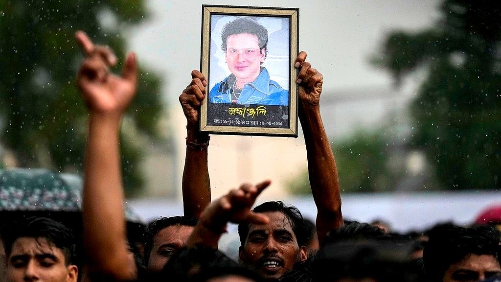 Zubeen Garg: `மக்கள் கலைஞன்' ஜூபீன் உடல் நல்லடக்கம்; திரண்ட மக்கள் - இவ்வளவு அன்பு ஏன் தெரியுமா?