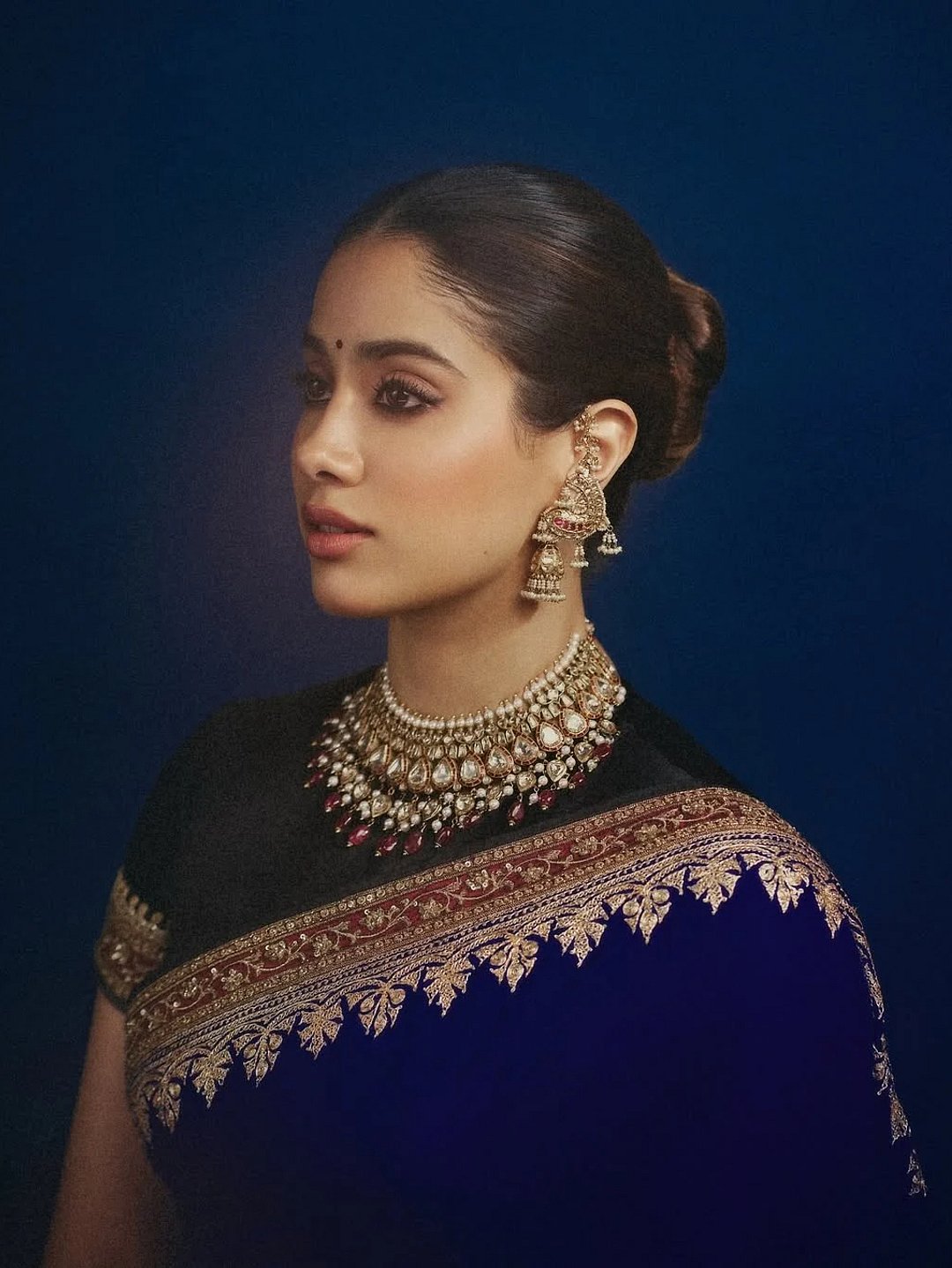 Janhvi Kapoor: அம்மாவின் சேலையில் ஜொலித்த ஜான்வி கபூர் - க்ளாசிக் க்ளிக்ஸ்! | Visual Stories