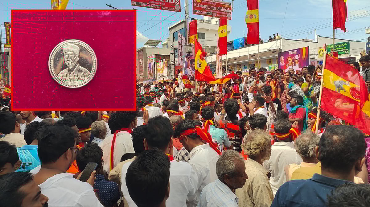 TVK: வைரலாகும் விஜய் உருவம் பொறித்த நாணயம்; நாமக்கல்லில் திரண்ட தவெக படை | Photo Album