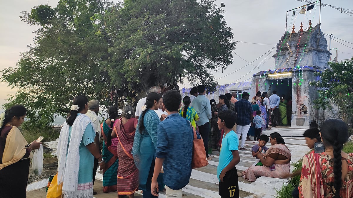 புரட்டாசி சனிக்கிழமை: ஈரோடு பெருமாள் மலை கோயிலில் குவிந்த பக்தர்கள்| Photo Album
