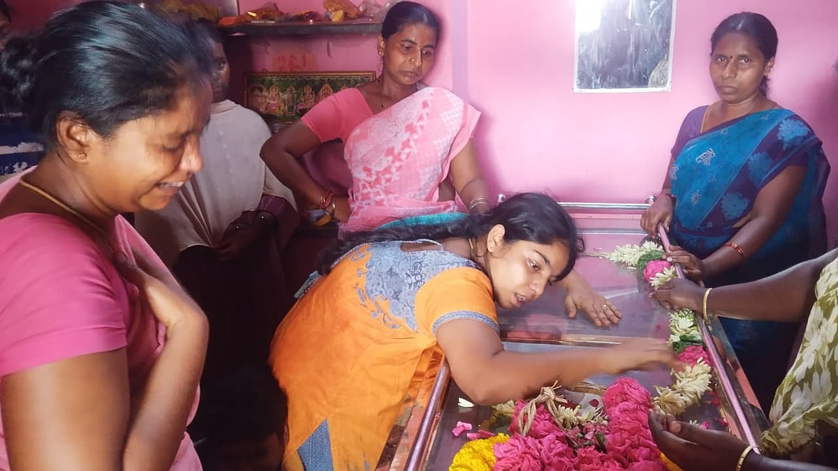 கரூர்: 'அம்மாவுக்கு முத்தம் கொடுப்பா..' - உயிரிழந்த ஒன்றைரை வயது குழந்தையின் தாய் உருக்கம்