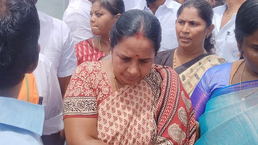 கரூர்: `இது சினிமா ஷூட்டிங் இல்லை, விஜய் மக்களுடன் நின்றிருக்க வேண்டும்' - வானதி சீனிவாசன்