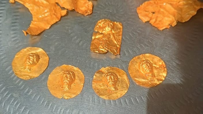 திருச்சுழி: 1500 ஆண்டுகள் பழைமையான சிவாலயம்; புனரமைப்பு பணியின்போது தங்கத் தகடுகள் கண்டுபிடிப்பு