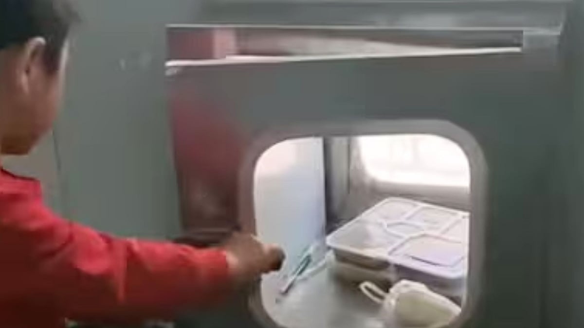 காலாவதியான தடுப்பூசி பாஸ்போர்ட்: சிறுவனுக்கு சிறிய கதவு வழியாக உணவு - வைரல் வீடியோவின் பின்னணி என்ன?