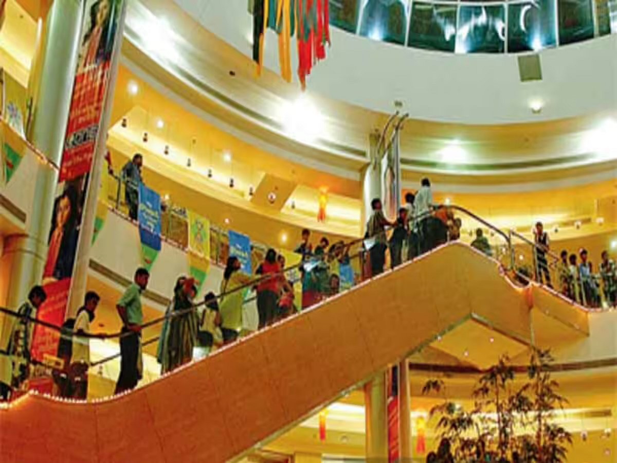 மும்பையில் இரவு வாழ்க்கை ஆரம்பம்; மகா.வில் கடைகள், வர்த்தக நிறுவனங்கள் 24 மணி நேரமும் செயல்பட அனுமதி