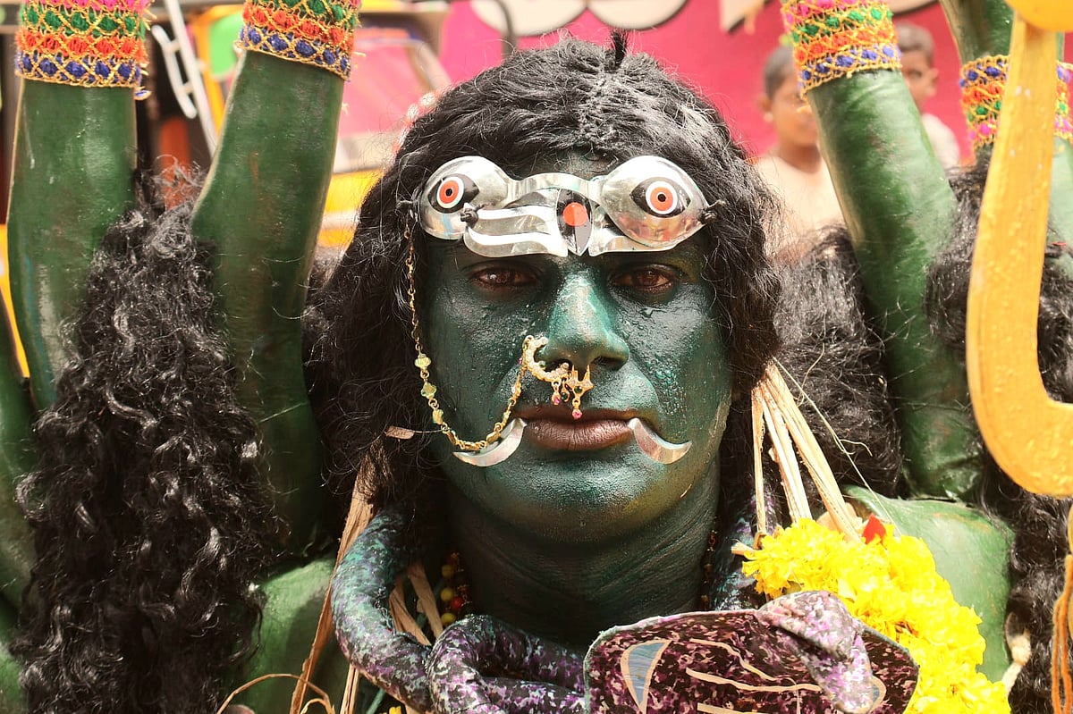 குலசை தசரா திருவிழா: காளி வேடமணிந்து நேர்த்திக் கடன் செலுத்திய பக்தர்கள்! | Photo Album