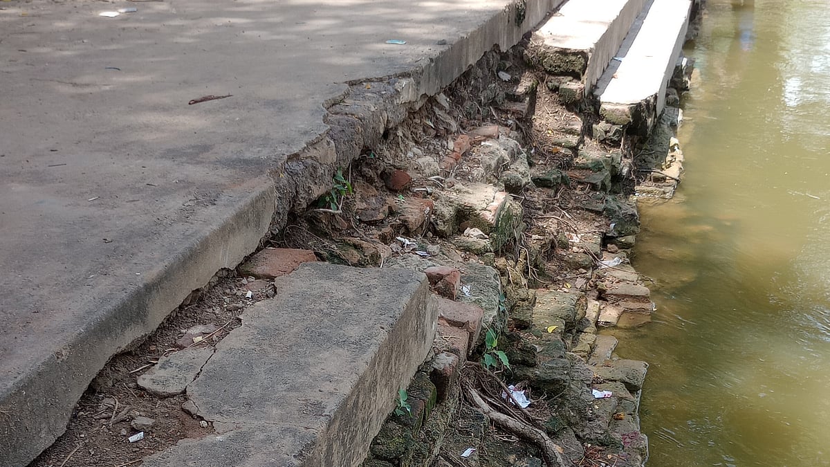 கரந்தை: `நாங்களும் கொடுக்காத மனு இல்ல பாக்காத ஆள் இல்ல' சிதைந்த படித்துறையை சீரமைக்க கோரும் மக்கள்!
