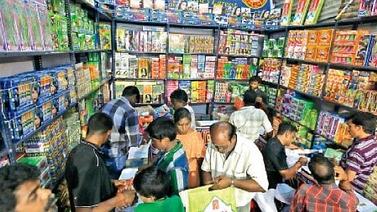 நெருங்கும் தீபாவளி; சிவகாசியில் பட்டாசு வாங்க குவியும் மக்கள், விற்பனையாளர்கள் மகிழ்ச்சி