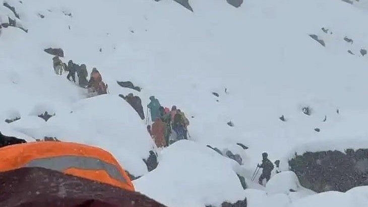 எவரெஸ்ட் சிகரத்தில் கடும் பனிப்புயல்: 1,000 பேர் சிக்கித்தவிப்பு; மீட்புப் பணிகள் தீவிரம்