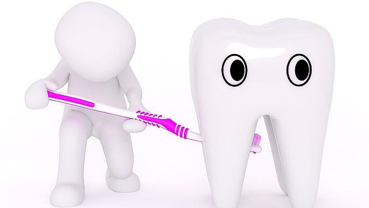 காலை உணவை முடித்துவிட்டுதான் பல் துலக்கணுமா? - விளக்குகிறார் மருத்துவர்!