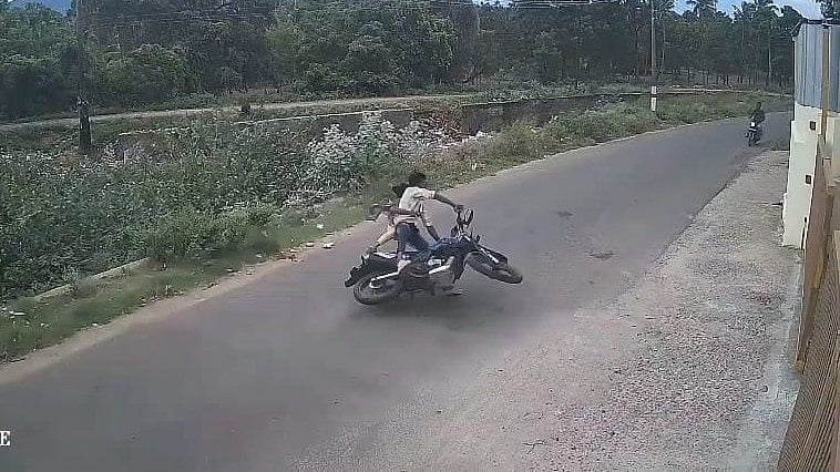 தென்காசி: காதலுடன் சென்ற சிறுமி விபத்தில் பலி; உறவினர்கள் போராட்டம்; பதற வைக்கும் சிசிடிவி காட்சிகள்