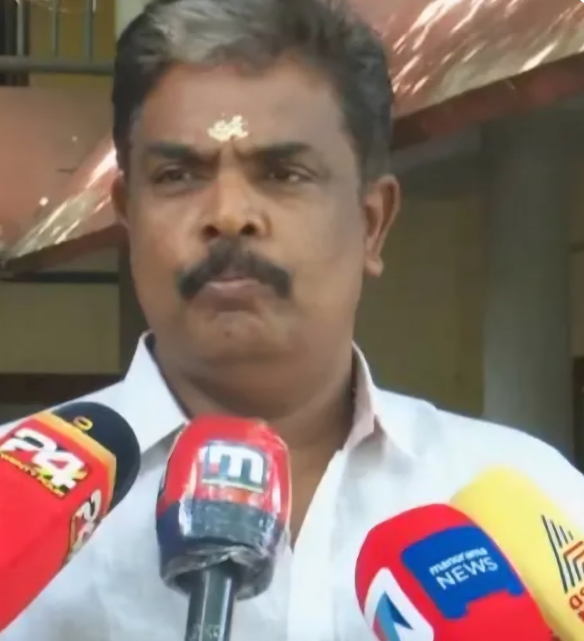 சபரிமலை: தங்க கவசத்தை செம்பு கவசம் எனப் பதிந்த அதிகாரி; சஸ்பெண்ட் செய்த தேவசம்போர்டு; என்ன நடந்தது?