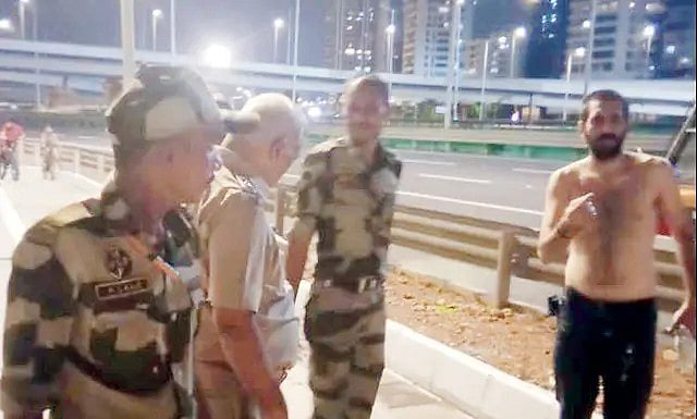 மும்பை: பாலத்தின் தடுப்பை உடைத்து கடலுக்குள் பாய்ந்த கார்; குடிபோதையில் கார் ஓட்டிய நபர் மீது வழக்கு