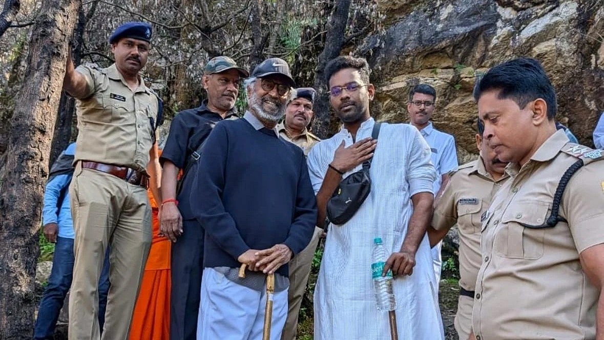 ``என் பெயரைச் சொல்லாதீங்க, நாராயணா, நாராயணா-ன்னு சொல்லுங்க'' - ஆன்மிகப் பயணத்தில் ரஜினி அட்வைஸ்