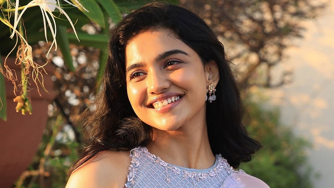 Mamitha Baiju: 'நிழலிலும் ஜொலிக்குற
நிரந்தர ஒளி'- மமிதா பைஜூ க்ளிக்ஸ்!|Photo Album 