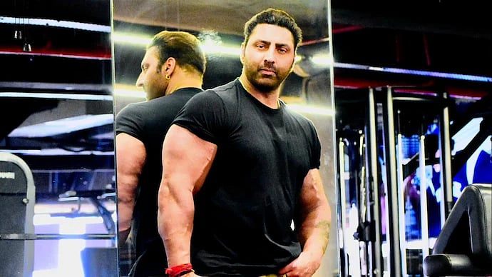 தோள்பட்டை வலி என மருத்துவமனைக்குச் சென்ற பாலிவுட் நடிகர் மாரடைப்பால் மரணம் - பிரபலங்கள் இரங்கல்