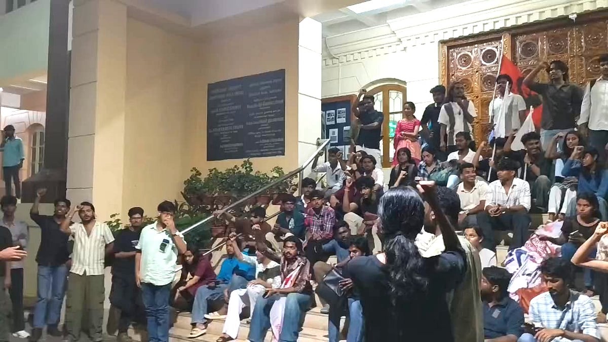 பேராசிரியர்கள் மீது பாலியல் புகார்; மாணவர்கள் மீது தடியடி - பதற்றத்தில் புதுச்சேரி பல்கலைக்கழகம்