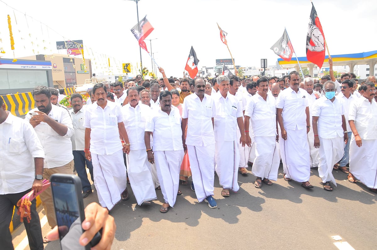 கோவை ஜி.டி. நாயுடு மேம்பாலத்தில் அனுமதியின்றி கொண்டாட்டம்; வேலுமணி உள்ளிட்ட அதிமுகவினர் மீது வழக்கு