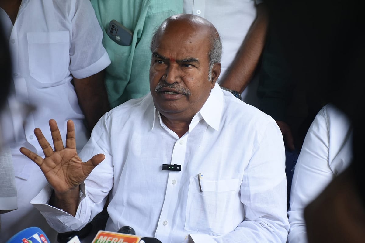 ஊட்டி: எம்.எல்.ஏ அலுவலகத்தில் காங்கிரஸ் கட்சியின் சொத்து மீட்பு கூட்டம் - சர்ச்சையில் கே.வி.தங்கபாலு