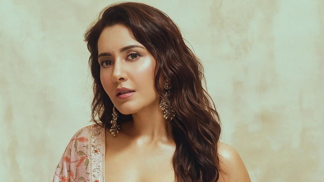 Raashi kanna: `என் நிறமற்ற இதயத்தில் வானவில் நீயடி' - ராஷி கன்னா லேட்டஸ்ட் கிளிக்ஸ் | Photo Album