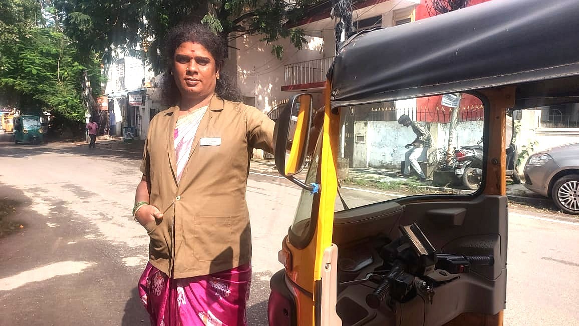 ``நிறைய நல்லவங்களும் இருக்காங்க, அவங்களைத்தான் நான் மனசுல வச்சுப்பேன்'' - ஆட்டோ ஓட்டும் திருநங்கை 