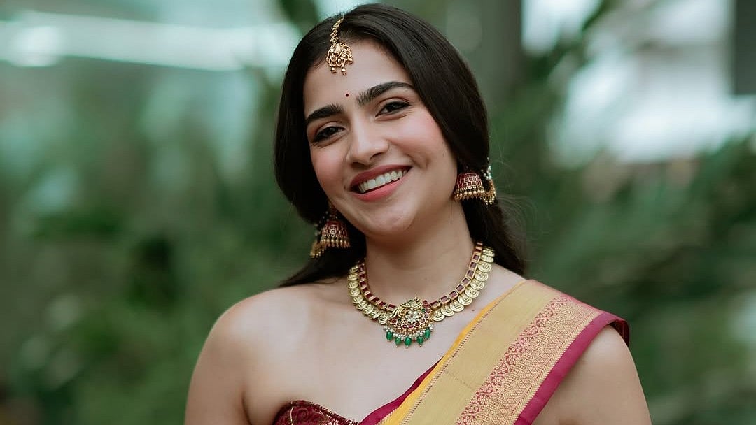 Rukmini Vasanth: ``சிறு புன்னகை சிதறினாள்