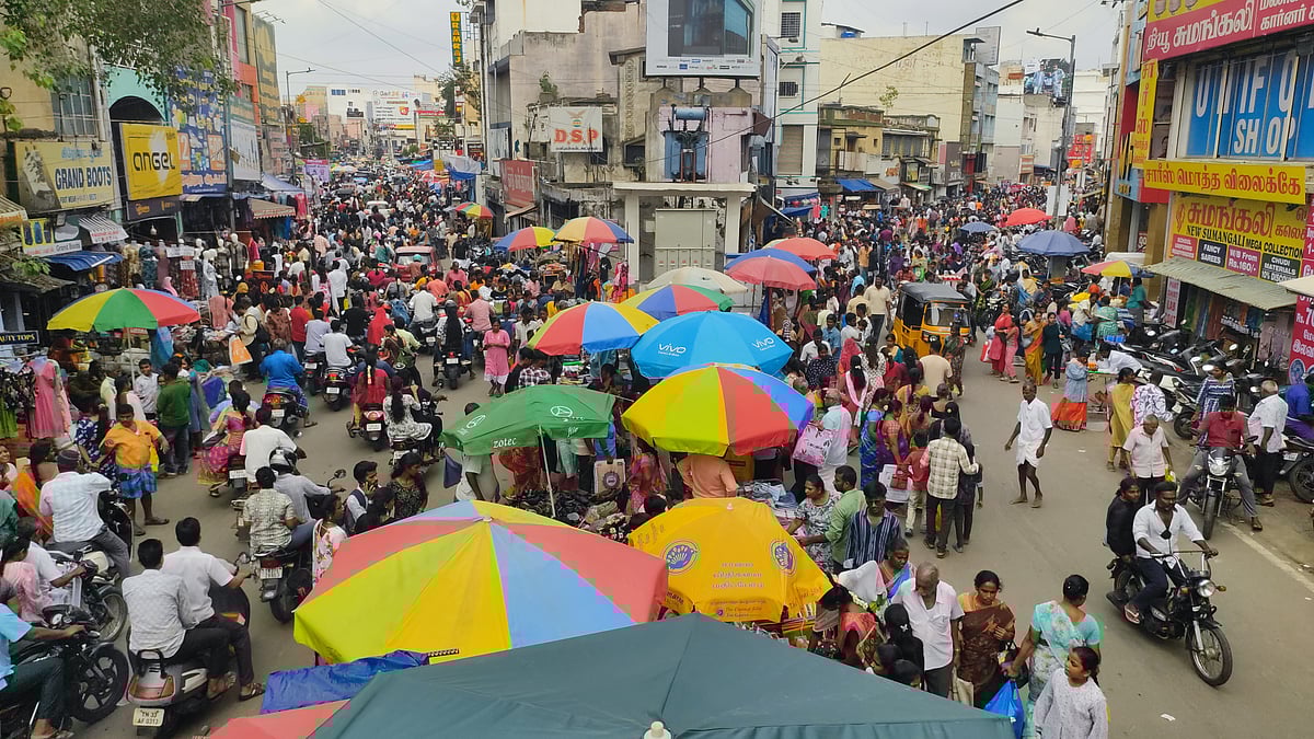 Diwali Shopping: `பட்டாசு, புத்தாடை...' கடை வீதிகளில் களைகட்டும் ஷாப்பிங் | Photo Album