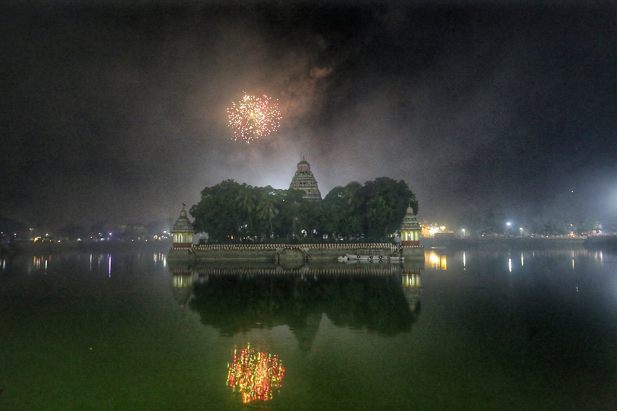 Diwali: கொட்டும் பனியில் மலர்ந்த வானம்  மதுரை தீபாவளி | Photo Album