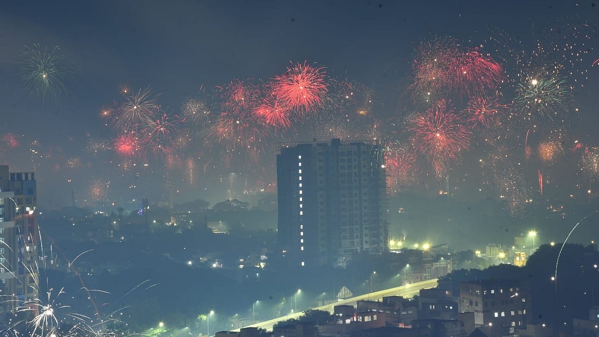 வானில் வண்ண வேடிக்கை: சென்னை தீபாவளி கொண்டாட்டம்:  பட்டாசு வெடித்து கொண்டாடிய மக்கள் Album
