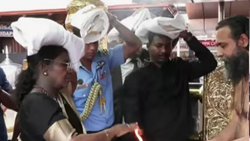 சபரிமலை: ஜனாதிபதி திரெளபதி முர்மு சுவாமி தரிசனம்; கருப்பு உடையில் இருமுடி செலுத்தி வழிபாடு