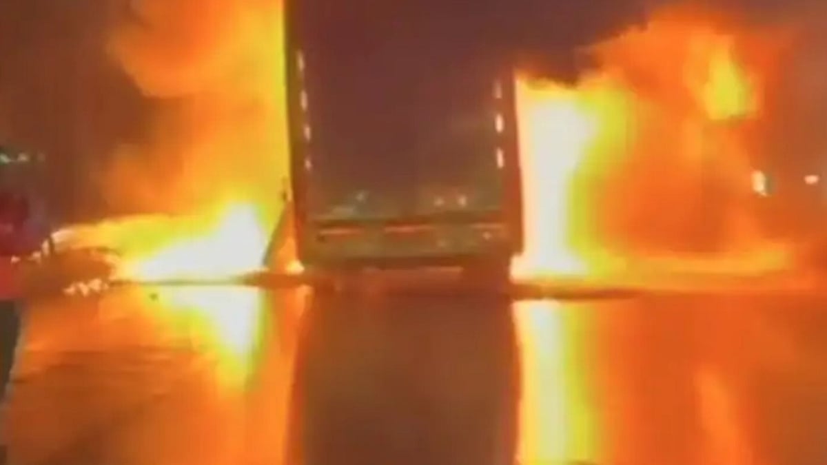 ஆந்திரா: அதிகாலையில் தீப்பிடித்து எரிந்த ஆம்னி பேருந்து - 23 பேர் பலி; பயணிகளின் நிலை என்ன?