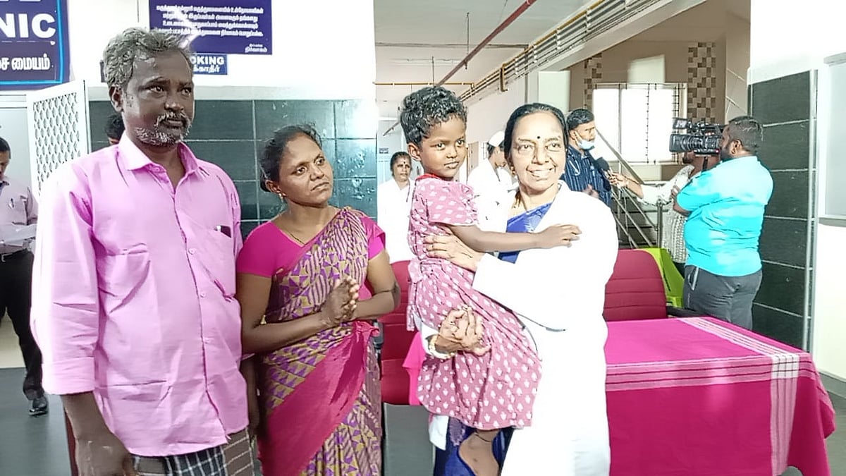 `பிள்ளைய கட்டுவிரியன் கடிச்சதே தெரியல; கடவுள் போல அரசு மருத்துவர்கள் மீட்டாங்க!' - நெகிழும் பெற்றோர்