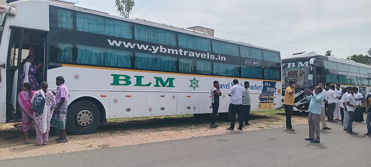 5 ஆம்னி பேருந்துகள்; விஜய்யுடன் சந்திப்பு; கரூரில் கிளம்பிய பலியானவர்களின் குடும்பத்தினர்