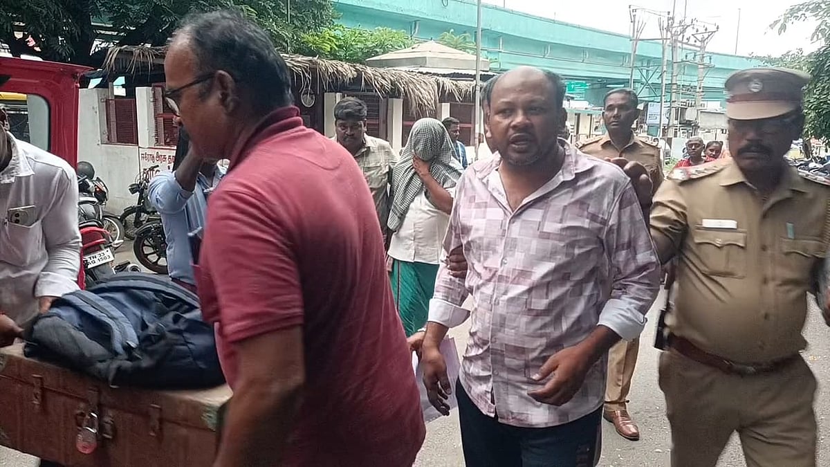 அடகுவைத்த 8 கிலோ நகைகள் திருட்டு; வங்கி மேலாளர் உள்ளிட்ட இருவர் கைது - ஈரோட்டில் நடந்தது என்ன?