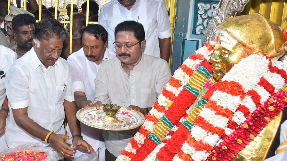 `செங்கோட்டையன் இப்படி ஒரு முடிவை எடுத்திருக்கிறார் எனில்.!’ - மூவர் சந்திப்பின் பின்னணி என்ன?