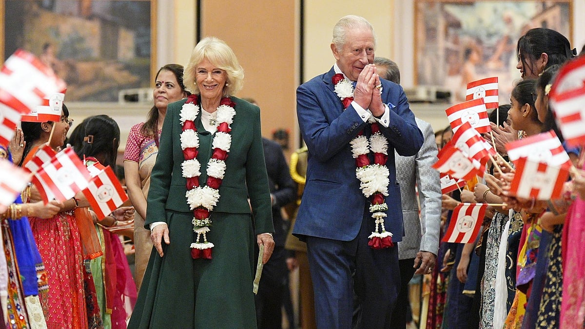 காலணிகளைக் கழற்றி, சிறப்புப் பூஜை, லண்டன் இந்து கோயிலில் வழிபட்ட பிரிட்டன் மன்னர் சார்லஸ்