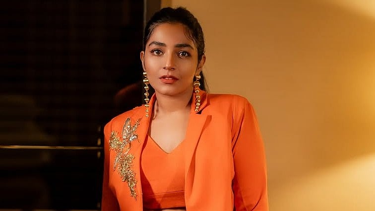 Rajisha Vijayan: `உன் நெனப்பே தூறல் அடிக்கும்' - நடிகை ரஜிஷா விஜயன் லேட்டஸ்ட் கிளிக்ஸ் | Photo Album