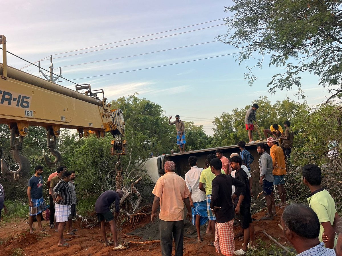 கரூர்: எம் சாண்ட ஏற்றிச்சென்ற லாரி விபத்து; வடமாநில தொழிலாளர்களுக்கு நேர்ந்த சோகம்; நடந்தது என்ன?