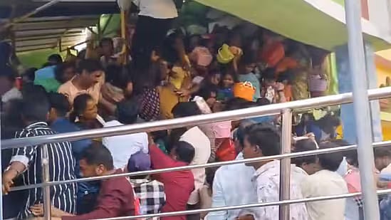 ஆந்திரா: வெங்கடேஷ்வரா கோயிலில் கூட்ட நெரிசலில்; பெண்கள், குழந்தைகள் உட்பட 10 பேர் பலி; என்ன நடந்தது?