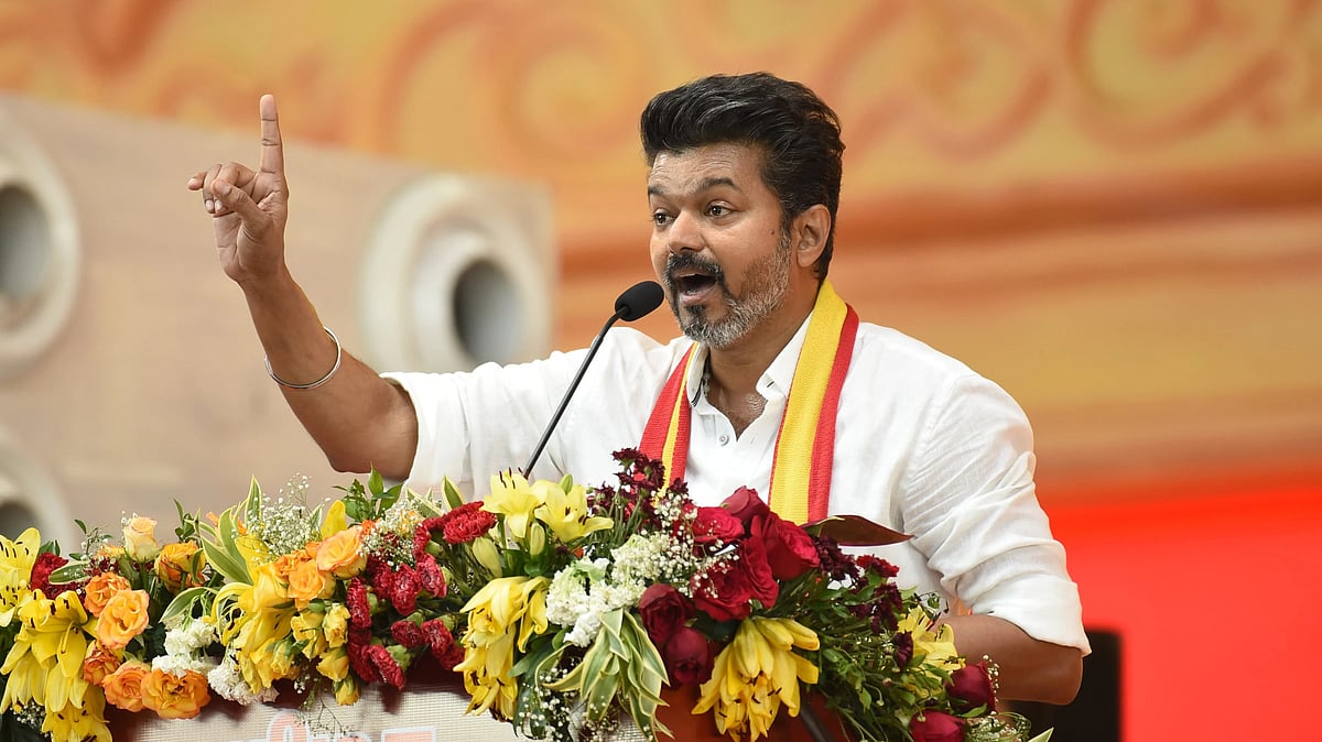 இலங்கைக் படையின் அத்துமீறல்: 35 மீனவர்கள் கைது; `அழுத்தமாக வலியுறுத்துகிறேன்' - தவெக தலைவர் விஜய்