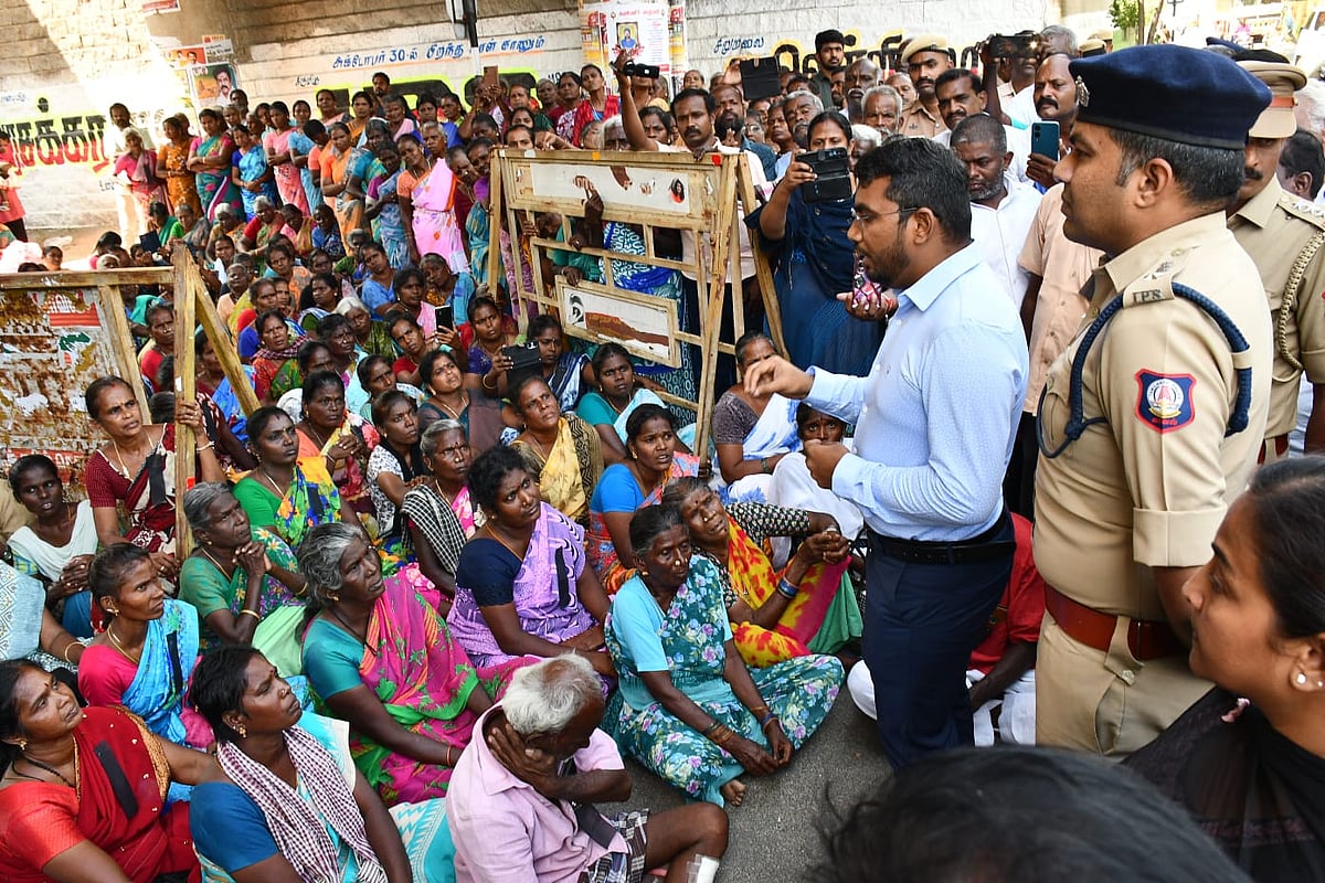 திண்டுக்கல்: `பாஸ்கு மைதானம்னு பேரை மாத்திட்டு அன்னதானம் நடத்துங்க' - போராட்டம் நடத்திய மக்கள்