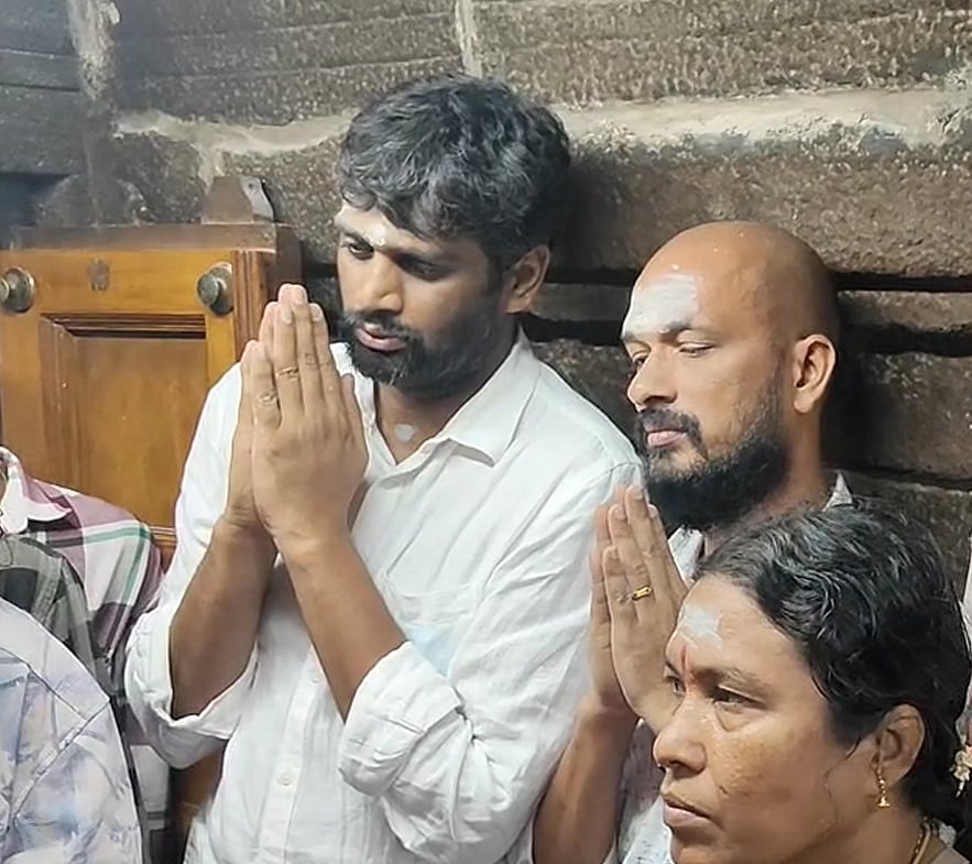 `ஜனநாயகன்' இயக்குநர் வினோத் பழனியில் சாமி தரிசனம்