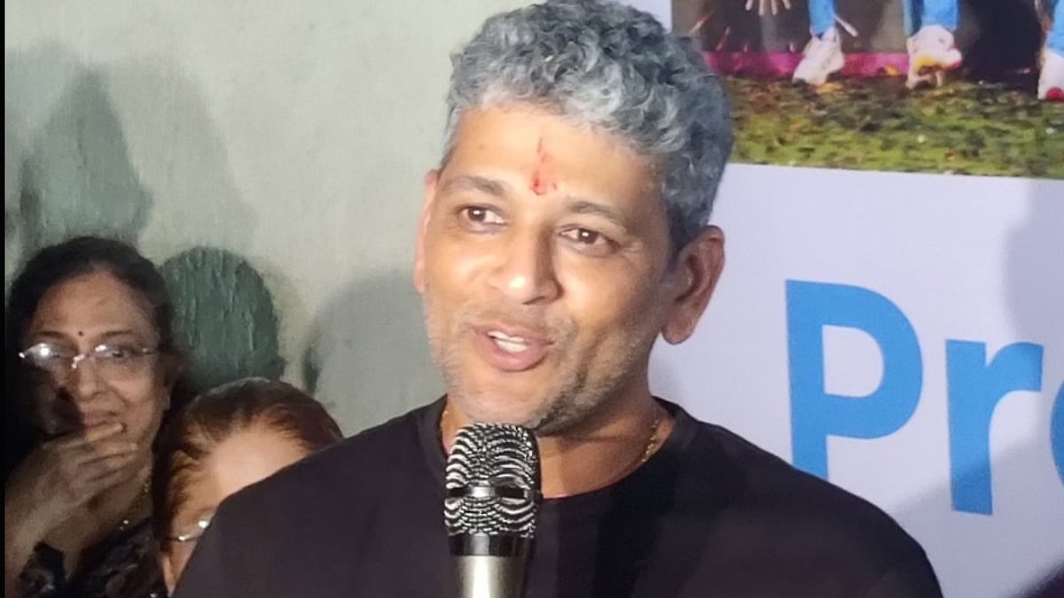 மும்பை: மேளதாளம், கரகோஷம், ரோஜா மழை; பயிற்சியாளருக்கு உள்ளூர்வாசிகள் உற்சாக வரவேற்பு!