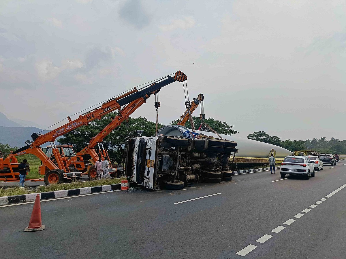 திண்டுக்கல்: மதுரை நான்கு வழிச் சாலையில் கவிழ்ந்த இராட்சத லாரி; போக்குவரத்து பாதிப்பு | Photo Album
