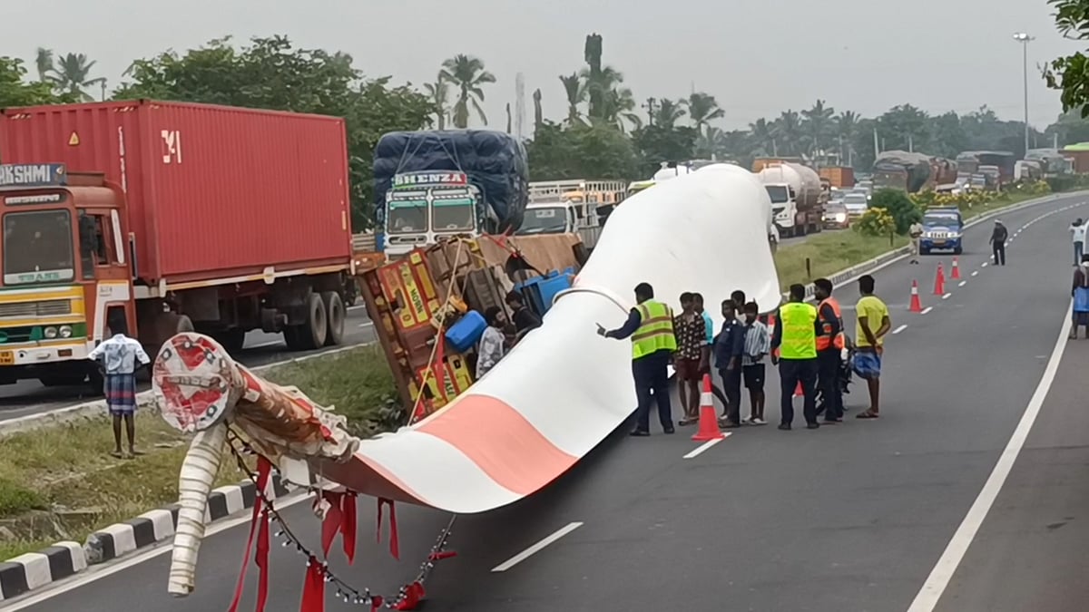 திண்டுக்கல்: கொடை ரோடு அருகே ராட்சச இறக்கை ஏற்றி சென்ற லாரி கவிழ்ந்து விபத்து; எப்படி நிகழ்ந்தது?