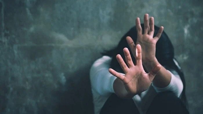 பாலியல் வன்கொடுமை: பாதிக்கப்பட்ட பெண்ணை சமாதானம் பேச அழைத்து மீண்டும் வன்கொடுமை செய்த வழக்கறிஞர்