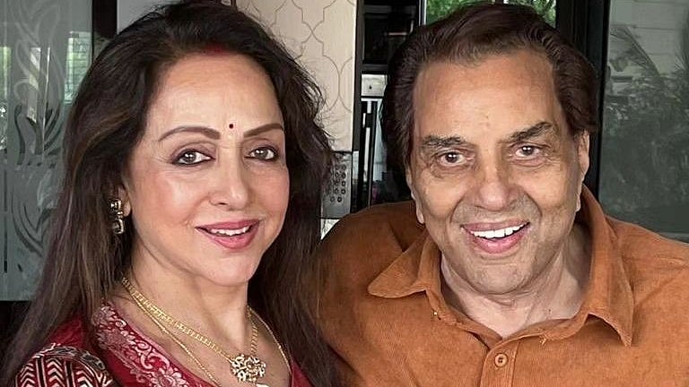 ஹரித்வாரில் தர்மேந்திராவின் அஸ்தி கரைப்பு - தவிர்த்த ஹேமாமாலினி; ஓரங்கட்டினார்களா மகன்கள்?