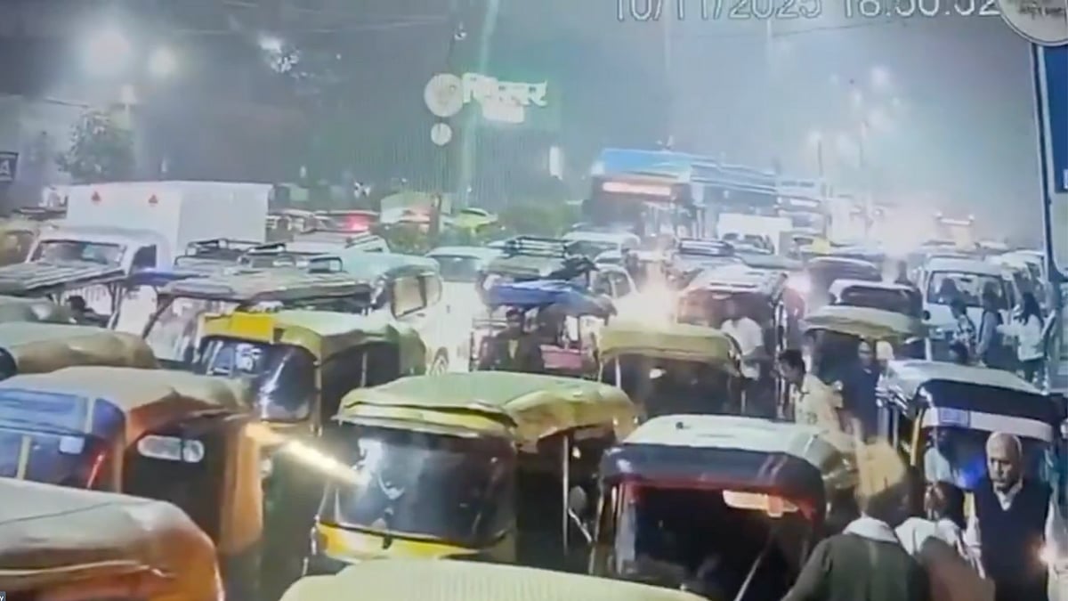 Delhi Blast: வாகன நெரிசலில் கார் வெடித்த சம்பவத்தை காட்டும் சிசிடிவி காட்சிகள்