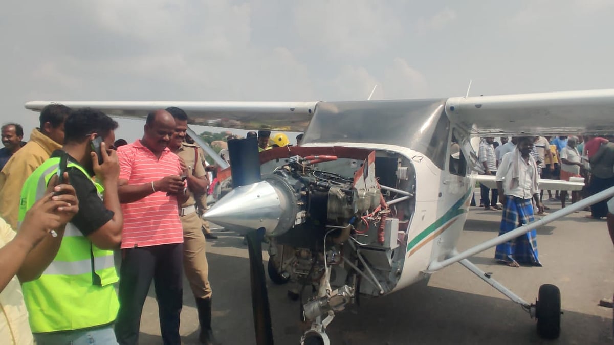 புதுக்கோட்டை டு திருச்சி சாலையில் தரையிறக்கப்பட்ட விமானம்; அதிர்ச்சியடைந்த மக்கள்! - என்ன காரணம்?